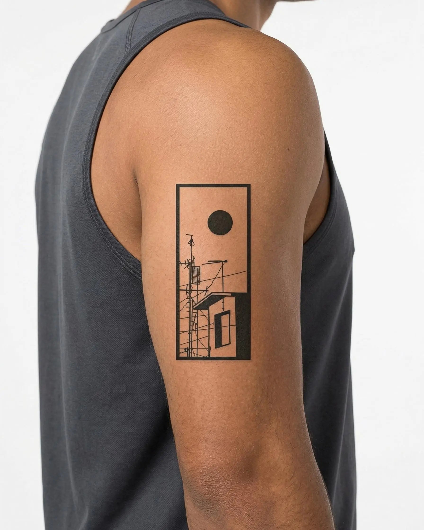 Tatuaggio semi-permanente INKON Urban Rooftop Scene applicato su un uomo – design 3 x 4 in (6x11cm), aspetto realistico dell'inchiostro, dura 10 giorni