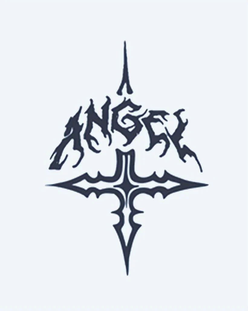 Design del tatuaggio semi-permanente Angel Gothic Cross di INKON – illustrazione di lettering gotico Angel sopra una croce appuntita, 2 x 2 in (5x5cm), disponibile su inkon.co