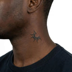 Tatuaggio semi-permanente INKON Sun & Moon applicato su un uomo – design 2 x 2 in (5x5cm), aspetto realistico dell'inchiostro, dura 10 giorni