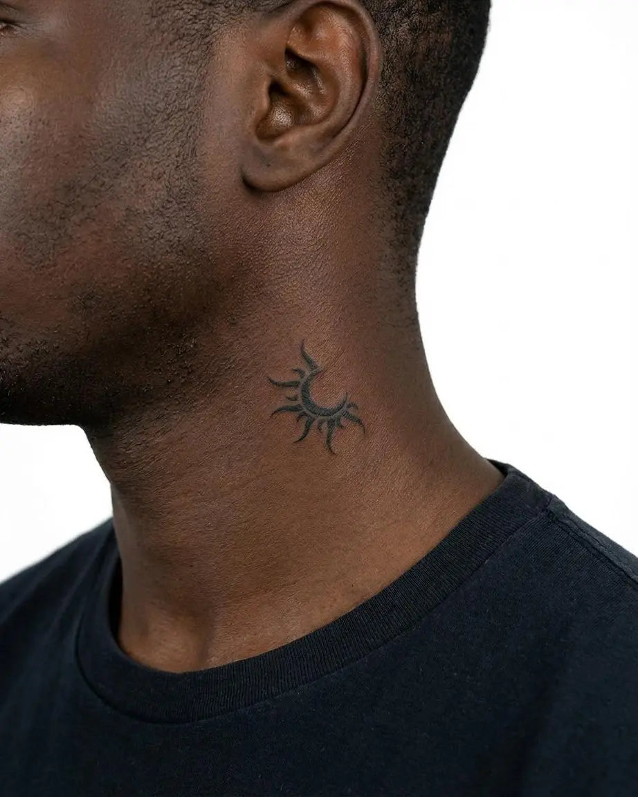 Tatuaggio semi-permanente INKON Sun & Moon applicato su un uomo – design 2 x 2 in (5x5cm), aspetto realistico dell'inchiostro, dura 10 giorni