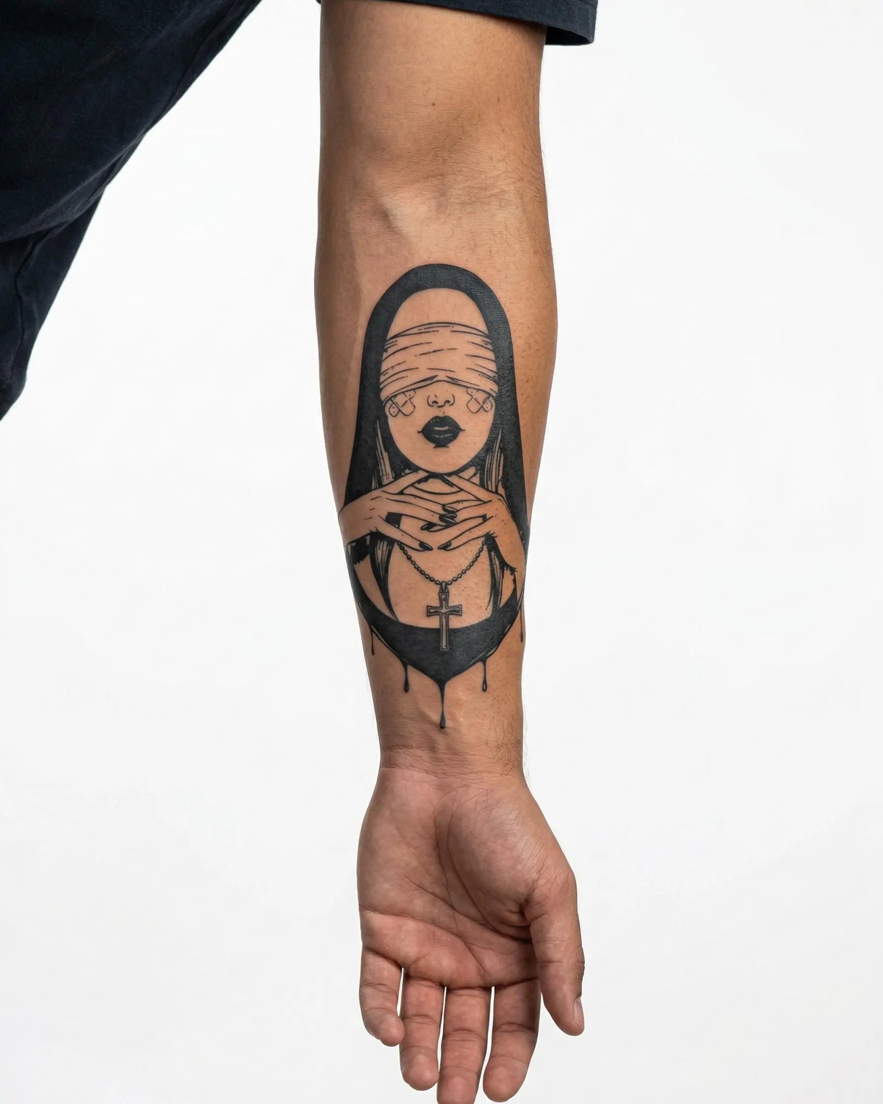 Tatuaggio semi-permanente INKON Suora Bendata applicato su un uomo – design 4 x 7 in (10x17cm), aspetto realistico dell'inchiostro, dura 10 giorni
