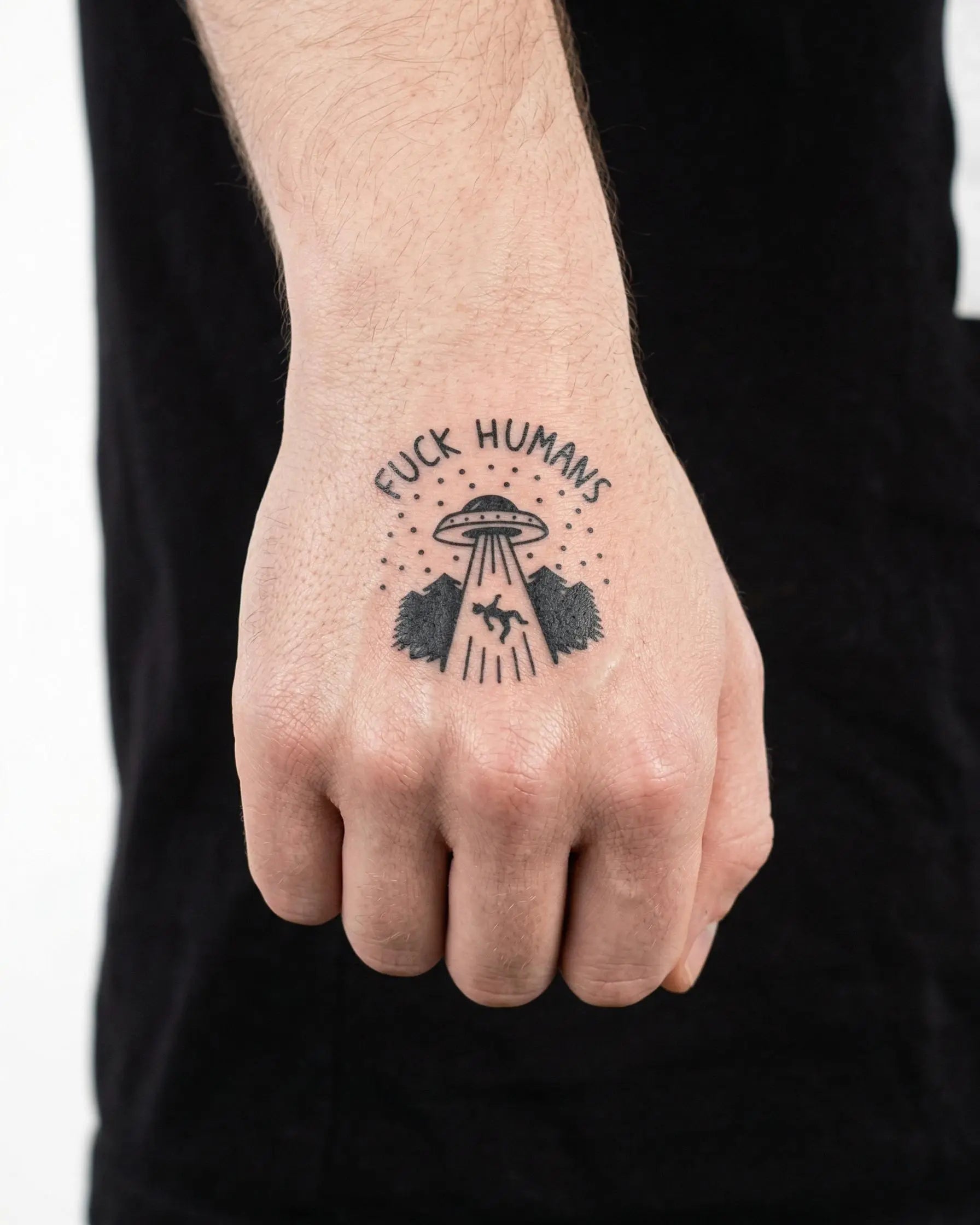 Tatuaggio semi-permanente INKON UFO Abduction applicato su un uomo – design 2 x 2 in (5x5cm), aspetto realistico dell'inchiostro, dura 10 giorni