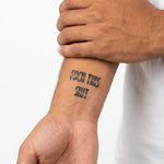 Tatuaggio semi-permanente INKON Distressed Expletive Quote applicato su un uomo – design 2 x 2 in (5x5cm), aspetto realistico dell'inchiostro, dura 10 giorni
