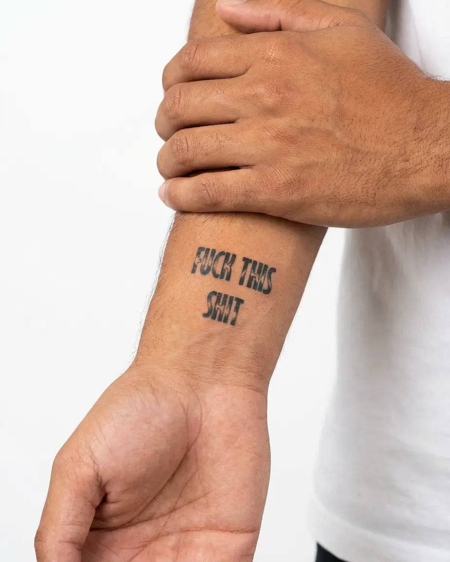 Tatuaggio semi-permanente INKON Distressed Expletive Quote applicato su un uomo – design 2 x 2 in (5x5cm), aspetto realistico dell'inchiostro, dura 10 giorni