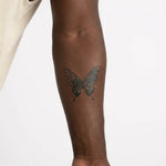 Tatuaggio semi-permanente INKON Floral Butterfly applicato su un uomo – design 3 x 4 in (6x11cm), aspetto realistico dell'inchiostro, dura 10 giorni