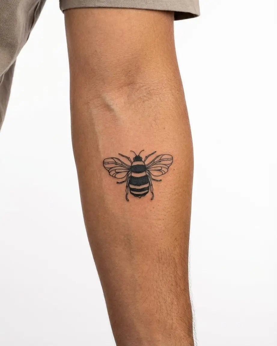 Tatuaggio semi-permanente INKON Honeybee applicato su un uomo – design 2 x 2 in (5x5cm), aspetto realistico dell'inchiostro, dura 10 giorni