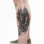 Tatuaggio semi-permanente INKON Koi Fish & Lotus 2 applicato su un uomo – design 4 x 8 in (11x21cm), aspetto realistico dell'inchiostro, dura 10 giorni