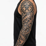Tatuaggio semi-permanente INKON Polynesian Tribal Sleeve applicato su un uomo – design 8 x 20 in (20x50cm), aspetto realistico dell'inchiostro, dura 10 giorni