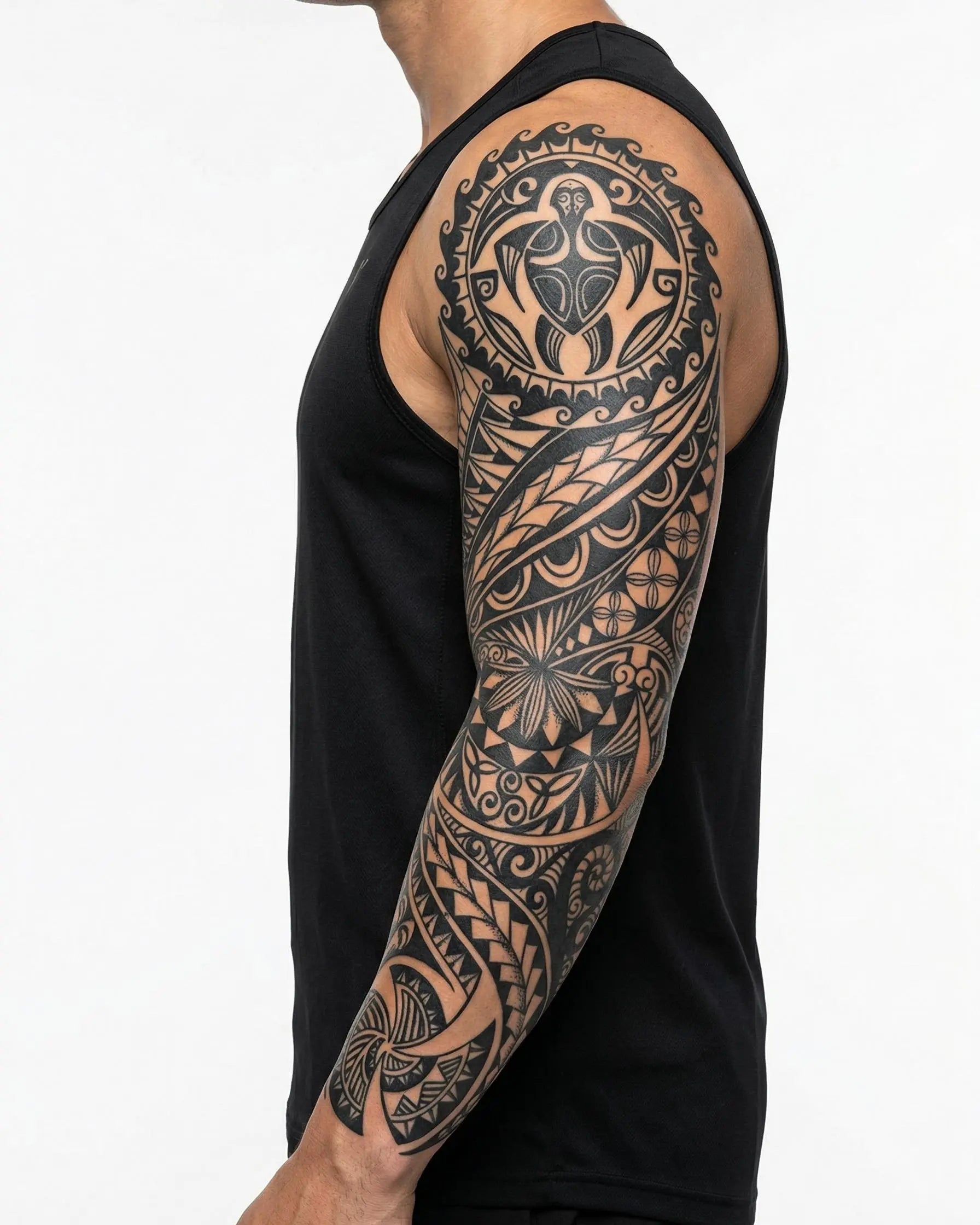 Tatuaggio semi-permanente INKON Polynesian Tribal Sleeve applicato su un uomo – design 8 x 20 in (20x50cm), aspetto realistico dell'inchiostro, dura 10 giorni