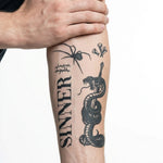 Tatuaggio semi-permanente INKON Flash Sheet Sinner applicato su un uomo – design 4 x 7 in (10x17cm), aspetto realistico dell'inchiostro, dura 10 giorni