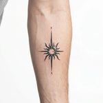 Tatuaggio semi-permanente INKON Sun & Moon Compass applicato su un uomo – design 3 x 4 in (6x11cm), aspetto realistico dell'inchiostro, dura 10 giorni