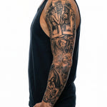 Tatuaggio semi-permanente INKON Casino & Pin-Up Girls applicato su un uomo – design 8 x 20 in (20x50cm), aspetto realistico dell'inchiostro, dura 10 giorni