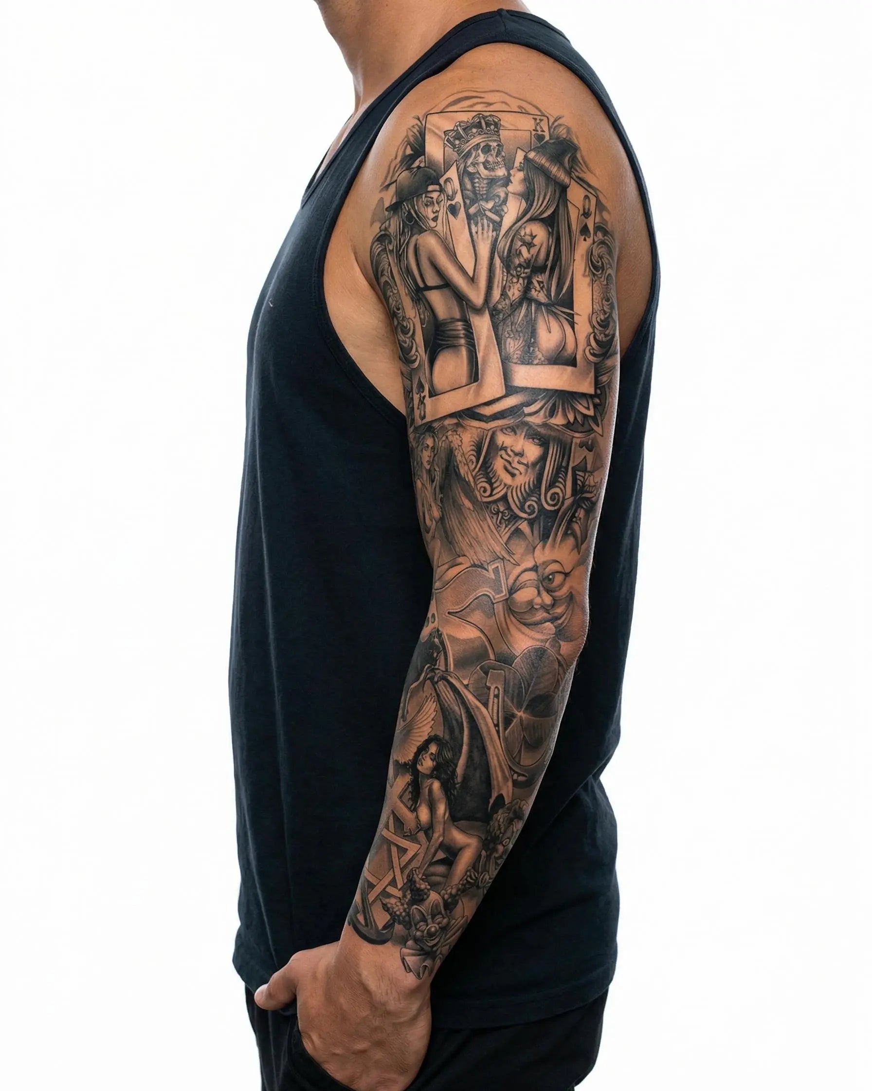 Tatuaggio semi-permanente INKON Casino & Pin-Up Girls applicato su un uomo – design 8 x 20 in (20x50cm), aspetto realistico dell'inchiostro, dura 10 giorni