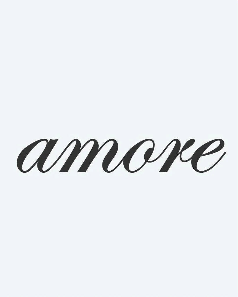 Design del tatuaggio semi-permanente Amore Script di INKON – illustrazione della parola Amore in calligrafia corsiva, 2 x 2 in (5x5cm), disponibile su inkon.co
