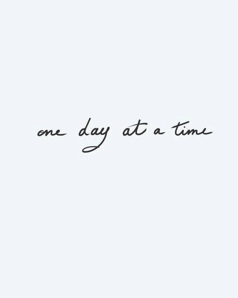 Design del tatuaggio semi-permanente One Day at a Time di INKON – illustrazione scrittura a mano, frase, time, fluente, corsivo, 3 x 4 in (6x11cm), disponibile su inkon.co