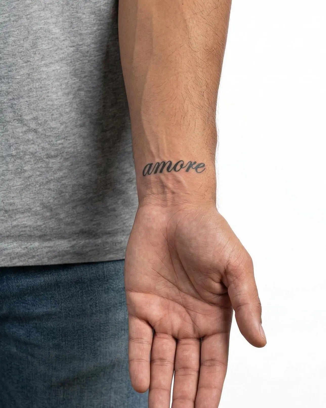 Tatuaggio semi-permanente INKON Amore Script applicato su un uomo – design 2 x 2 in (5x5cm), aspetto realistico dell'inchiostro, dura 10 giorni