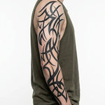 Tatuaggio semi-permanente INKON Tribal Thorns applicato su un uomo – design 8 x 20 in (20x50cm), aspetto realistico dell'inchiostro, dura 10 giorni