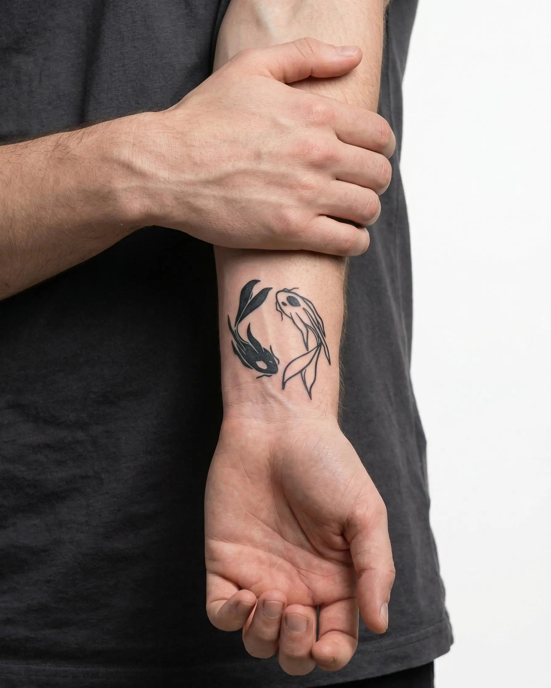 Tatuaggio semi-permanente INKON Koi Fish Duo applicato su un uomo – design 2 x 2 in (5x5cm), aspetto realistico dell'inchiostro, dura 10 giorni