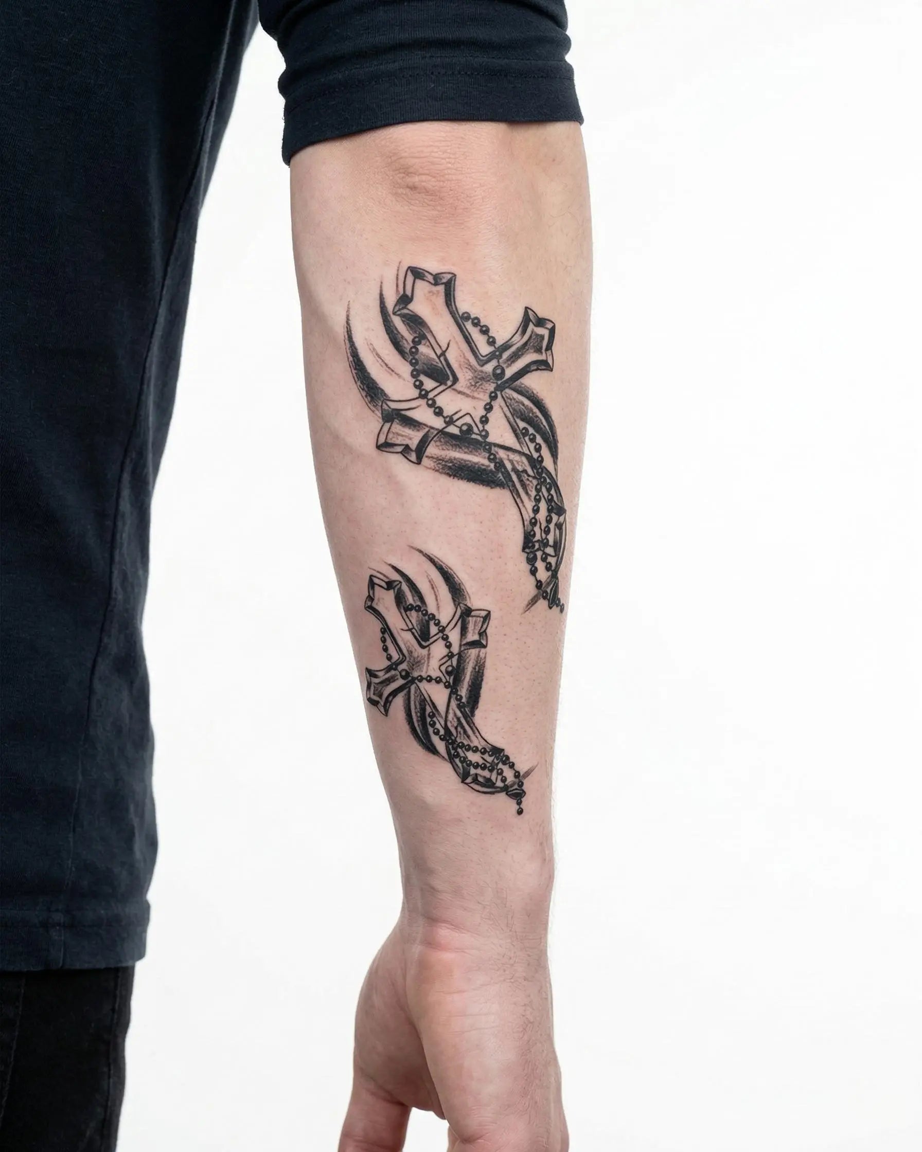 Tatuaggio semi-permanente INKON Croci e Rosario applicato su un uomo – design 4 x 7 in (10x17cm), aspetto realistico dell'inchiostro, dura 10 giorni