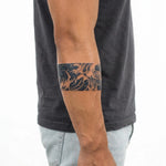 Tatuaggio semi-permanente INKON Bracciale Onde Giapponesi applicato su un uomo – design 2 x 9 in (5x23cm), aspetto realistico dell'inchiostro, dura 10 giorni