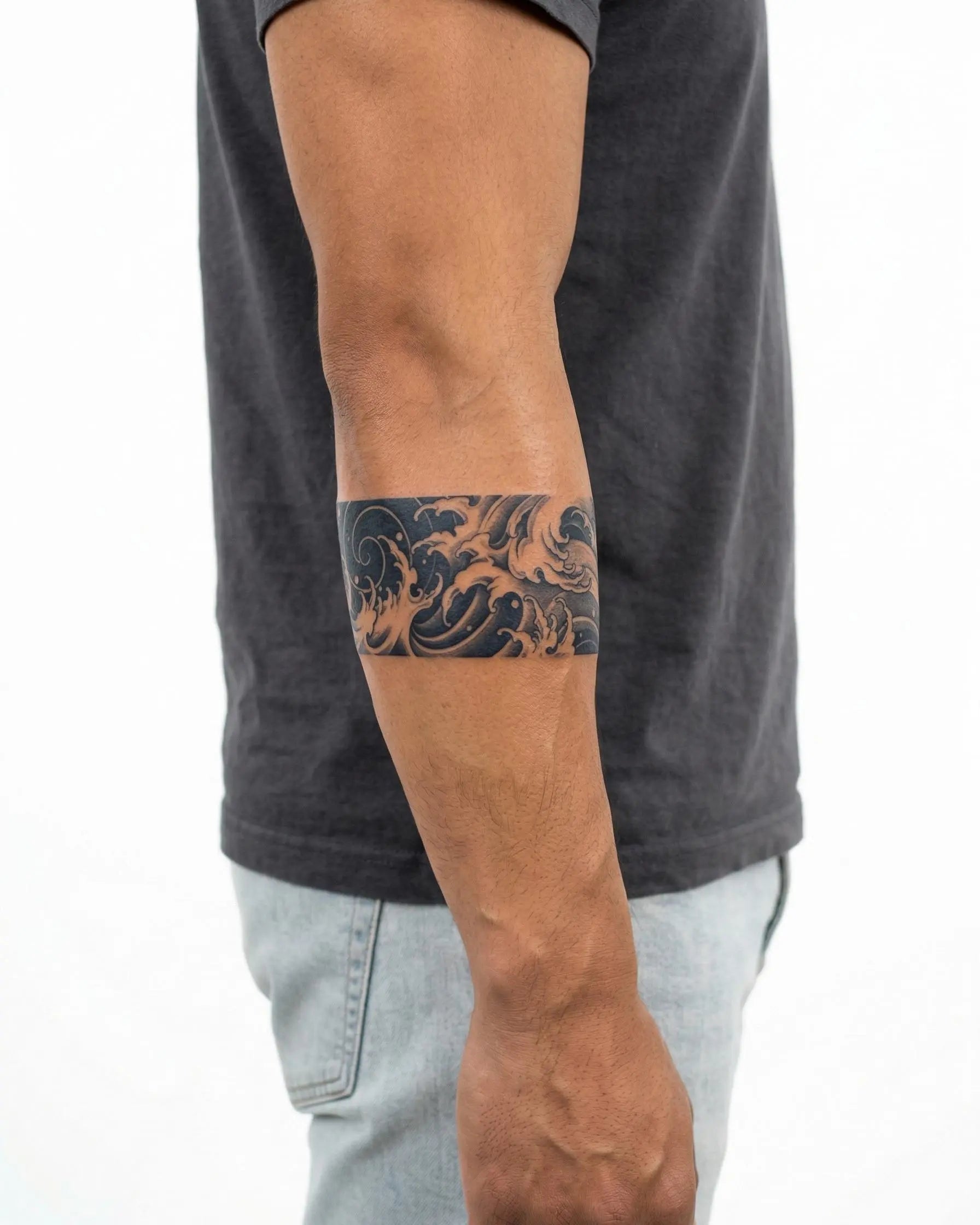 Tatuaggio semi-permanente INKON Bracciale Onde Giapponesi applicato su un uomo – design 2 x 9 in (5x23cm), aspetto realistico dell'inchiostro, dura 10 giorni