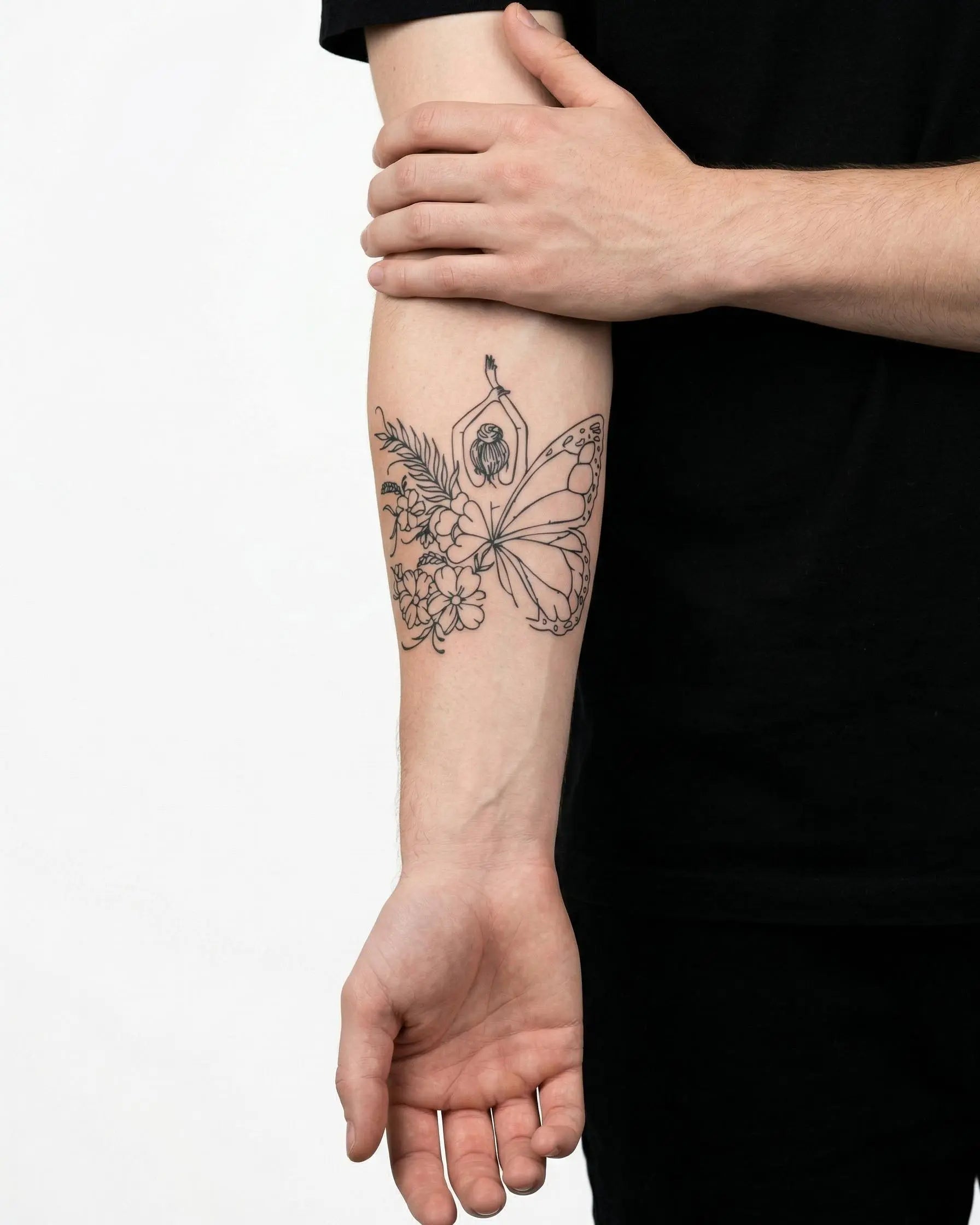 Tatuaggio semi-permanente INKON Donna Farfalla Floreale applicato su un uomo – design 4 x 4 in (9x9cm), aspetto realistico dell'inchiostro, dura 10 giorni