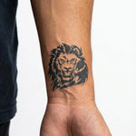 Tatuaggio semi-permanente INKON Roaring Lion applicato su un uomo – design 2 x 2 in (5x5cm), aspetto realistico dell'inchiostro, dura 10 giorni