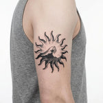 Tatuaggio semi-permanente INKON Sun & Wave applicato su un uomo – design 4 x 4 in (9x9cm), aspetto realistico dell'inchiostro, dura 10 giorni