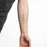 Tatuaggio semi-permanente INKON Catena di Cuori e Punti applicato su un uomo – design 4 x 7 in (10x17cm), aspetto realistico dell'inchiostro, dura 10 giorni