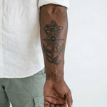 Tatuaggio semi-permanente INKON Ancora e Rosa dei Venti applicato su un uomo – design 4 x 7 in (10x17cm), aspetto realistico dell'inchiostro, dura 10 giorni