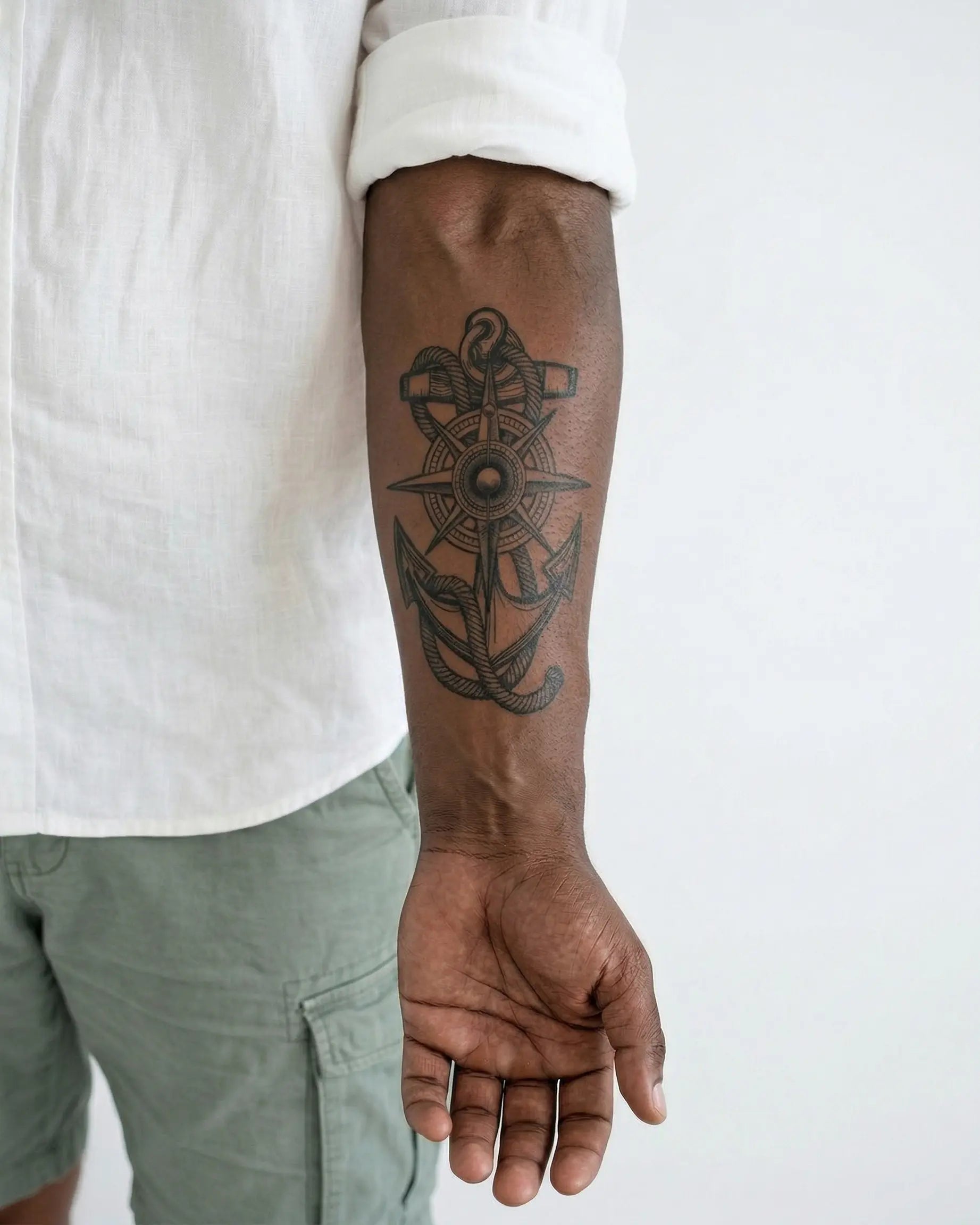 Tatuaggio semi-permanente INKON Ancora e Rosa dei Venti applicato su un uomo – design 4 x 7 in (10x17cm), aspetto realistico dell'inchiostro, dura 10 giorni