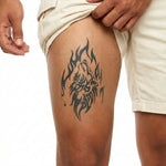 Tatuaggio semi-permanente INKON Lupo Ululante Tribale applicato su un uomo – design 4 x 7 in (10x17cm), aspetto realistico dell'inchiostro, dura 10 giorni