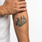 Tatuaggio semi-permanente INKON Burning Money Roll applicato su un uomo – design 3 x 4 in (7x10cm), aspetto realistico dell'inchiostro, dura 10 giorni