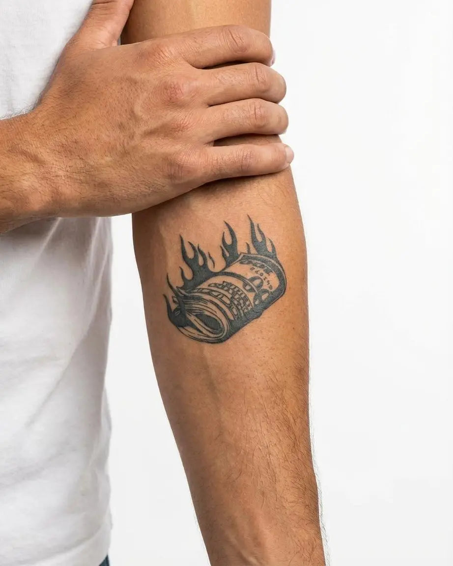 Tatuaggio semi-permanente INKON Burning Money Roll applicato su un uomo – design 3 x 4 in (7x10cm), aspetto realistico dell'inchiostro, dura 10 giorni