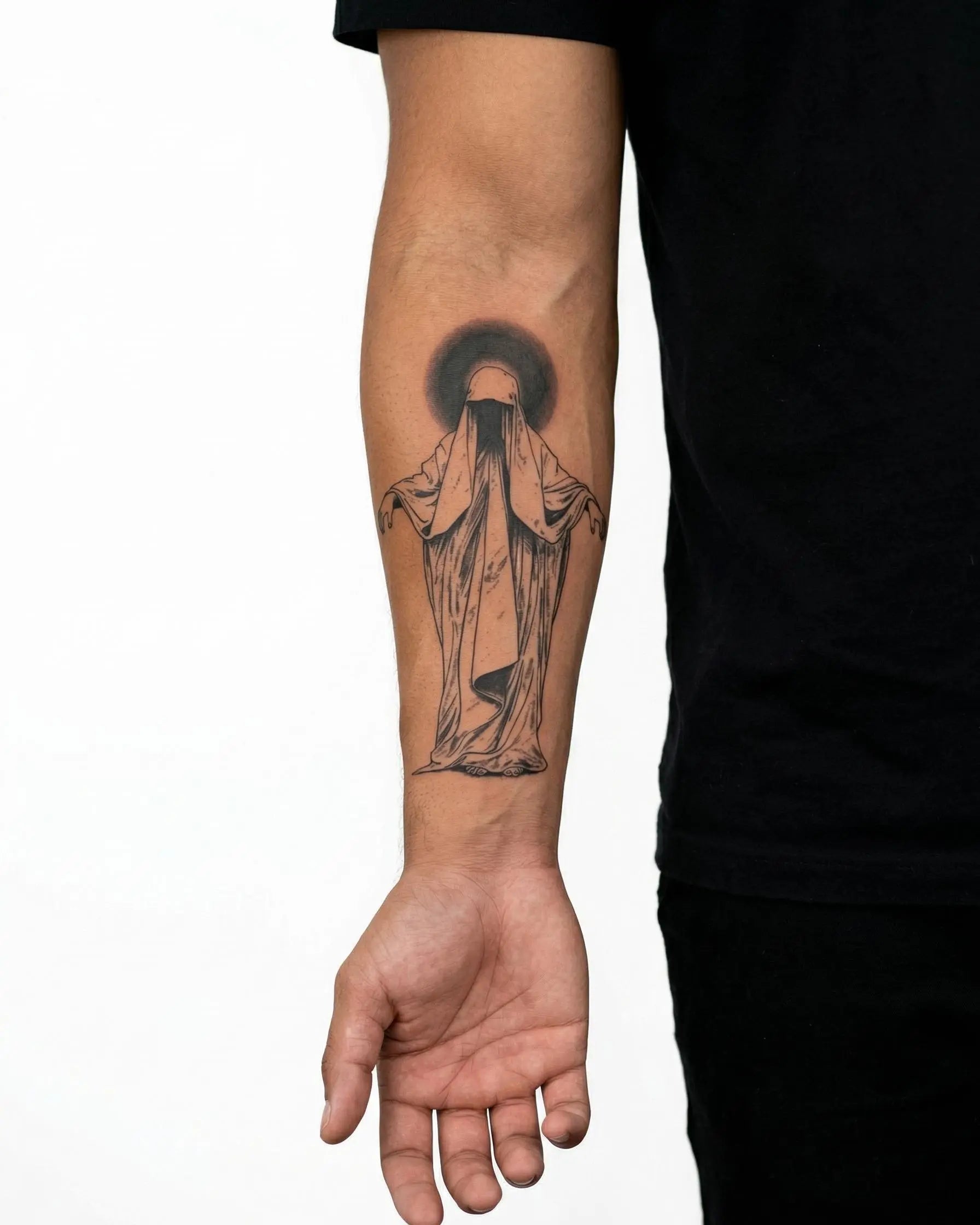 Tatuaggio semi-permanente INKON Fantasma Velato applicato su un uomo – design 4 x 7 in (10x17cm), aspetto realistico dell'inchiostro, dura 10 giorni
