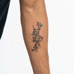 Tatuaggio semi-permanente INKON Floral DNA Helix applicato su un uomo – design 3 x 4 in (6x11cm), aspetto realistico dell'inchiostro, dura 10 giorni