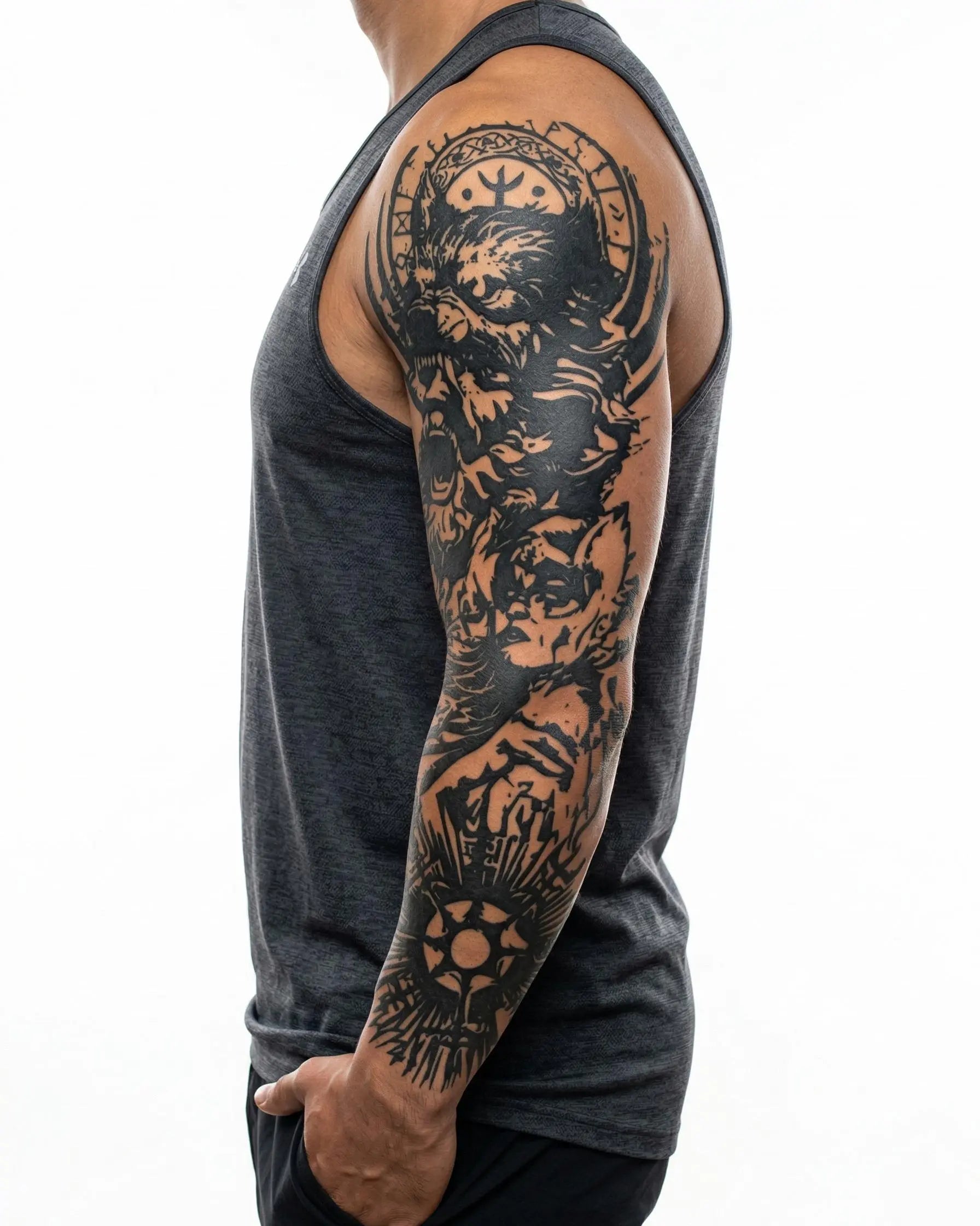 Tatuaggio semi-permanente INKON Viking Warrior Sleeve applicato su un uomo – design 8 x 20 in (20x50cm), aspetto realistico dell'inchiostro, dura 10 giorni