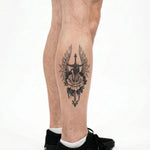 Tatuaggio semi-permanente INKON Spada Alata e Peonia applicato su un uomo – design 4 x 7 in (10x17cm), aspetto realistico dell'inchiostro, dura 10 giorni