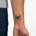 Tatuaggio semi-permanente INKON Spider Emblem applicato su un uomo – design 2 x 2 in (5x5cm), aspetto realistico dell'inchiostro, dura 10 giorni