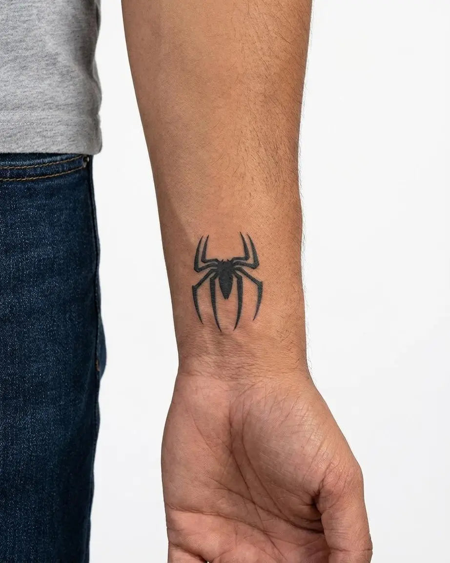 Tatuaggio semi-permanente INKON Spider Emblem applicato su un uomo – design 2 x 2 in (5x5cm), aspetto realistico dell'inchiostro, dura 10 giorni