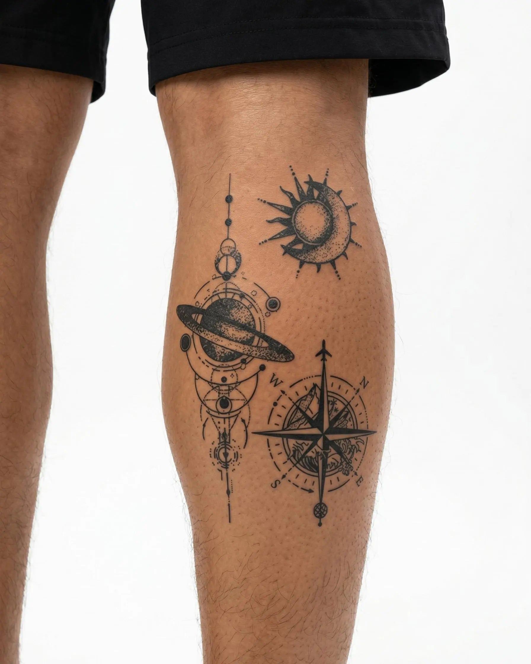 Tatuaggio semi-permanente INKON Navigazione Cosmica applicato su un uomo – design 4 x 7 in (10x17cm), aspetto realistico dell'inchiostro, dura 10 giorni