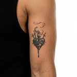 Tatuaggio semi-permanente INKON Sacred Heart & Daggers applicato su un uomo – design 3 x 4 in (6x11cm), aspetto realistico dell'inchiostro, dura 10 giorni
