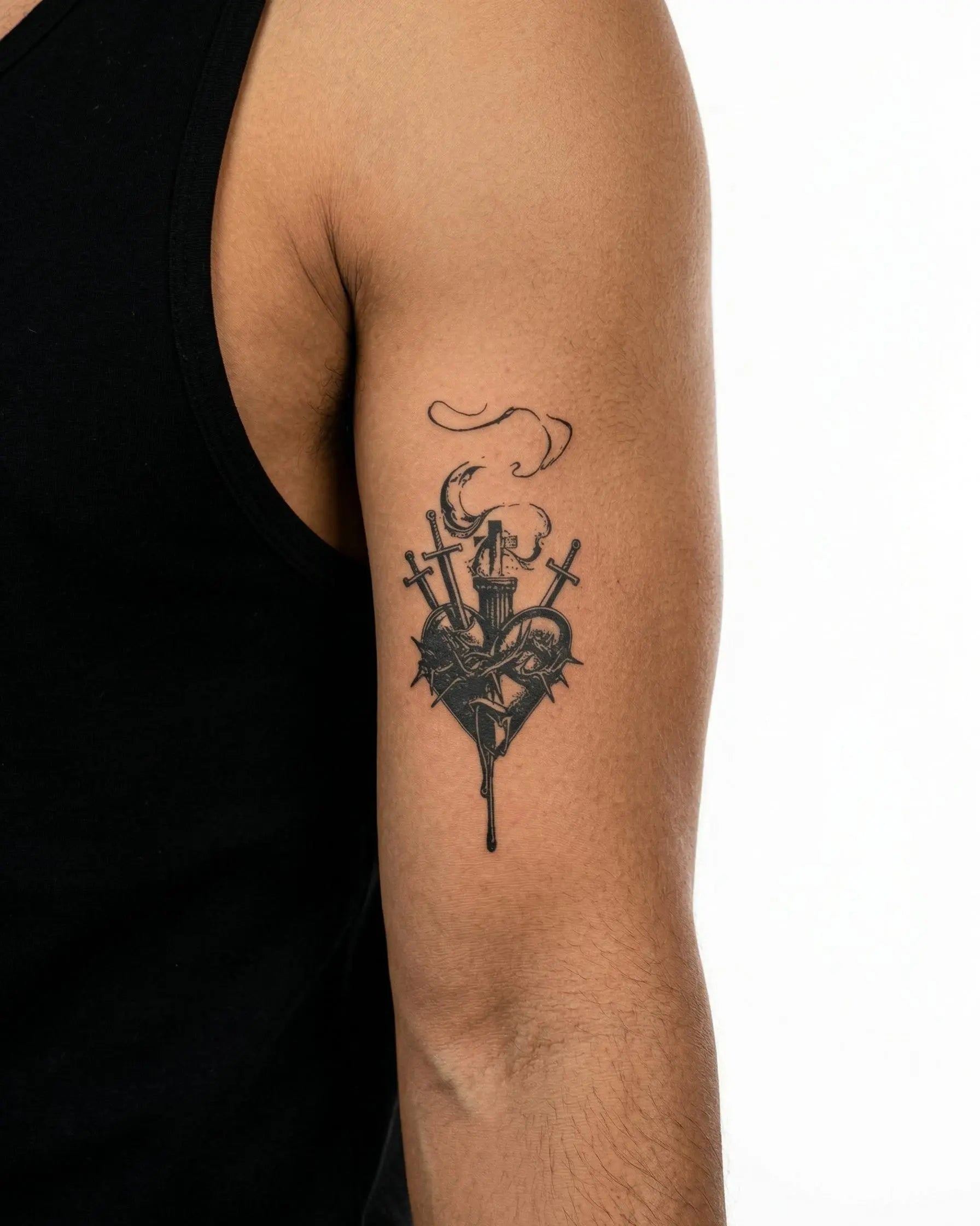 Tatuaggio semi-permanente INKON Sacred Heart & Daggers applicato su un uomo – design 3 x 4 in (6x11cm), aspetto realistico dell'inchiostro, dura 10 giorni