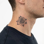 Tatuaggio semi-permanente INKON Blooming Rose applicato su un uomo – design 2 x 2 in (5x5cm), aspetto realistico dell'inchiostro, dura 10 giorni