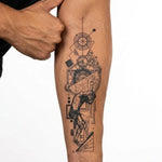Tatuaggio semi-permanente INKON Atlas & Sacred Geometry applicato su un uomo – design 4 x 8 in (11x21cm), aspetto realistico dell'inchiostro, dura 10 giorni