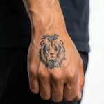 Tatuaggio semi-permanente INKON Lion Portrait applicato su un uomo – design 2 x 2 in (5x5cm), aspetto realistico dell'inchiostro, dura 10 giorni