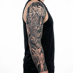 Tatuaggio semi-permanente INKON Koi Fish & Waves Sleeve applicato su un uomo – design 8 x 20 in (20x50cm), aspetto realistico dell'inchiostro, dura 10 giorni