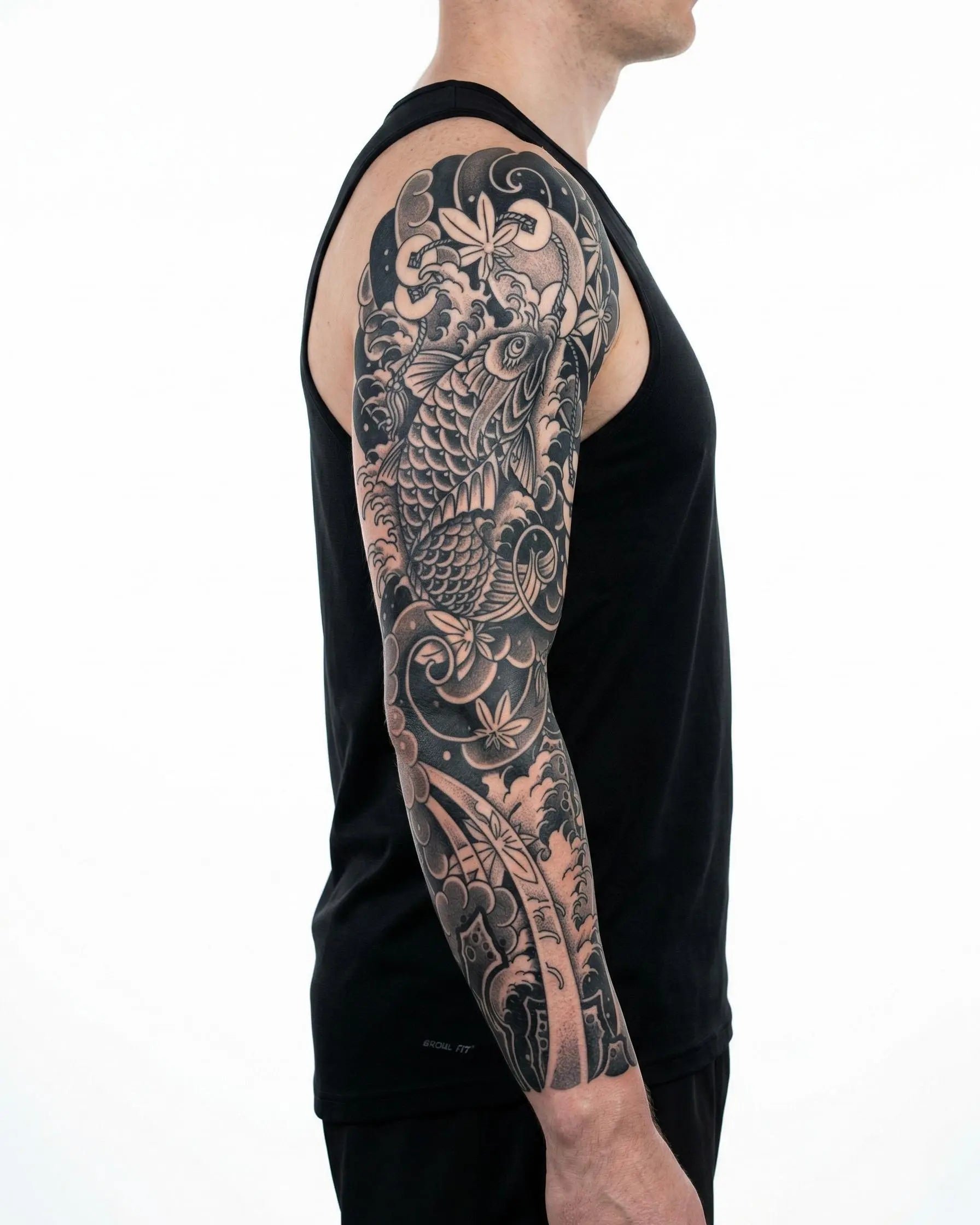 Tatuaggio semi-permanente INKON Koi Fish & Waves Sleeve applicato su un uomo – design 8 x 20 in (20x50cm), aspetto realistico dell'inchiostro, dura 10 giorni