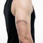 Tatuaggio semi-permanente INKON Tutto Passa applicato su un uomo – design 3 x 4 in (6x11cm), aspetto realistico dell'inchiostro, dura 10 giorni