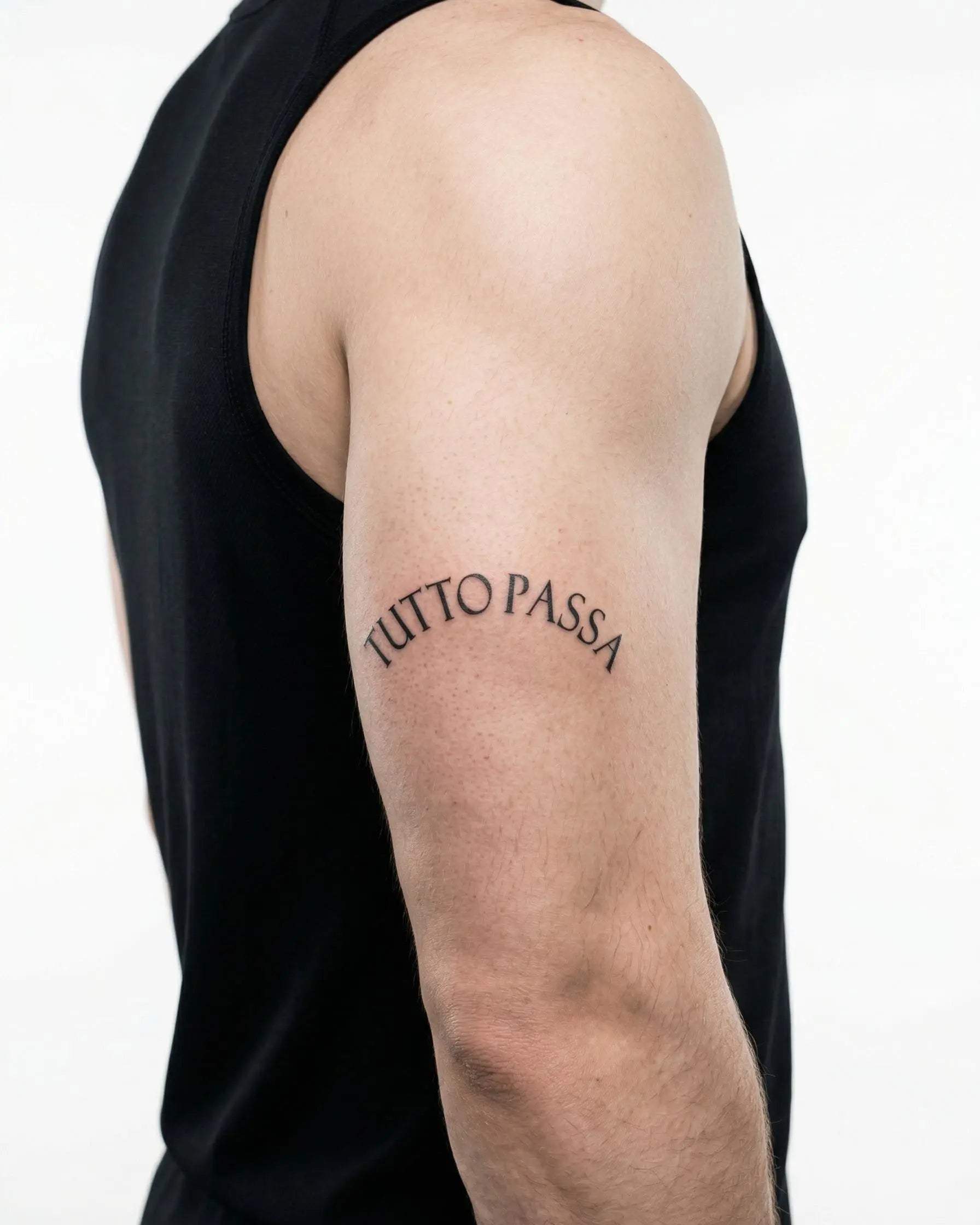 Tatuaggio semi-permanente INKON Tutto Passa applicato su un uomo – design 3 x 4 in (6x11cm), aspetto realistico dell'inchiostro, dura 10 giorni